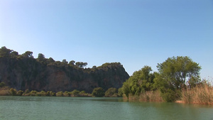 乘船游览风景如画的河流16秒视频