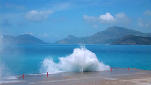 浪花冲向海滩堤防23秒视频