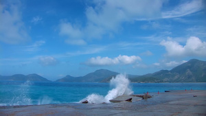 海浪冲破堤坝15秒视频