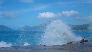 波涛汹涌的海浪拍打着海堤29秒视频