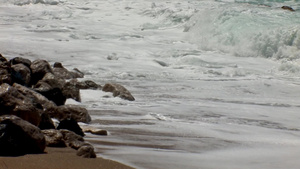 冲浪拍打岩石的海岸29秒视频