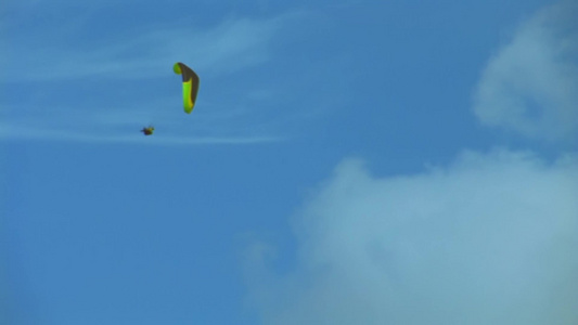在蓝天上飞行的滑翔伞视频