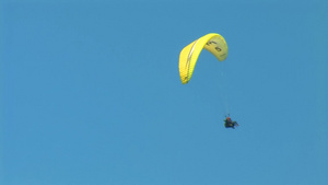 在蓝天上滑翔伞18秒视频