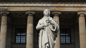 在柏林音乐厅外席勒雕象8秒视频