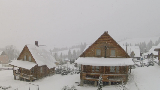 冬天的木屋上铺满了一层厚厚的雪视频