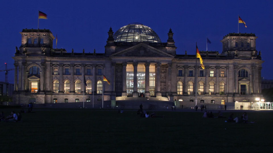 夜晚的德国国会大厦延时拍摄视频