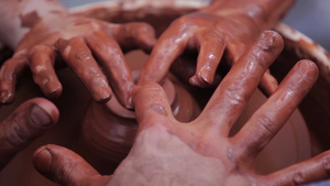 教孩子一起做陶瓷手工艺品15秒视频