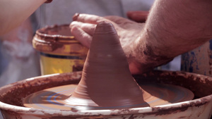 教小朋友做陶艺的工匠26秒视频