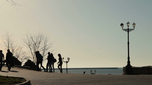 塞瓦斯托波尔海滨的行人12秒视频