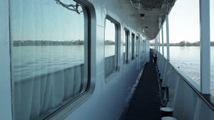 在俄罗斯伏尔加河航行的游轮上甲板的特写镜头16秒视频