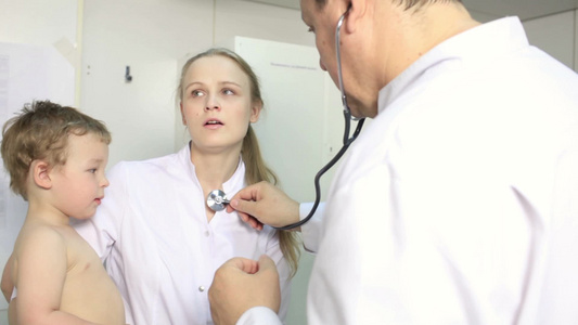 医生用听诊器给孩子检查身体视频