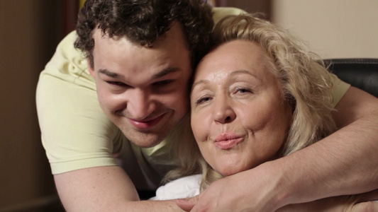 年轻男子拥抱老母亲视频