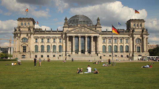 柏林市中心的德国国会大厦视频