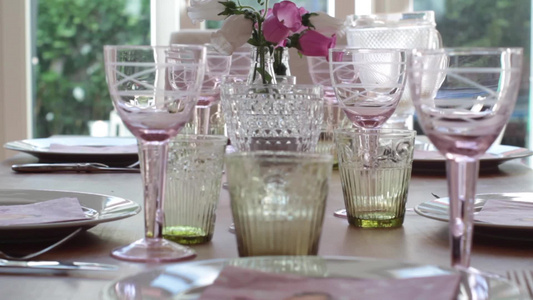 放在餐桌上各种形状的玻璃杯视频