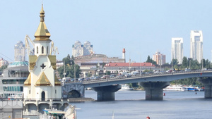 基辅第聂伯河大桥上的车辆交通29秒视频