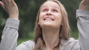 年轻女孩享受在公园里的下雨天特写14秒视频