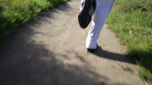 在公园里跑的女人视频