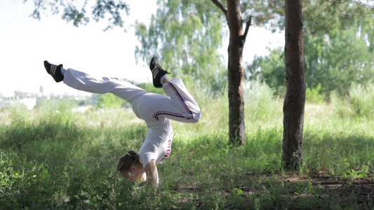 在公园里做瑜伽的年轻女人视频