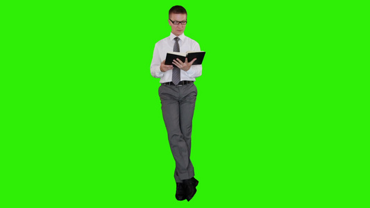 年轻的商人戴着眼镜看书绿幕视频
