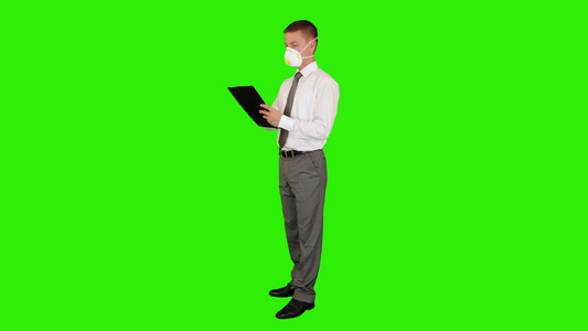 戴着口罩记录的年轻的商人绿幕扣图视频
