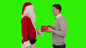 商务人士收到圣诞老人的礼物并握手绿幕扣图20秒视频