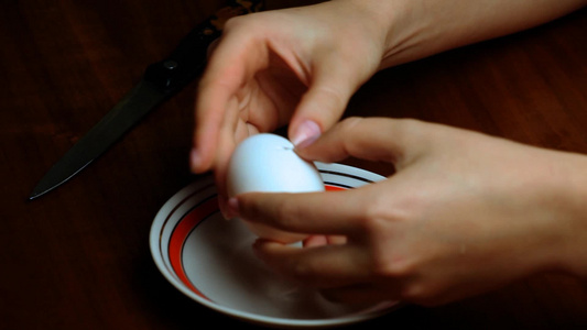 女性手从蛋清特写中分离蛋黄视频