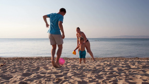 日落时一家人在沙滩上踢球29秒视频