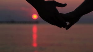 情侣在夕阳下牵手12秒视频