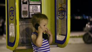 小男孩在电话亭里打电话11秒视频