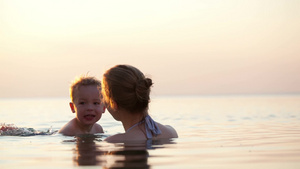 母亲教她的儿子在海里游泳8秒视频