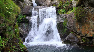 流动的瀑布自然景观22秒视频