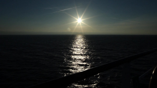 傍晚日落的海上景象视频