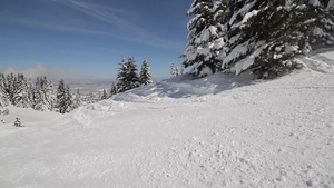 滑雪者从雪山上滑下10秒视频