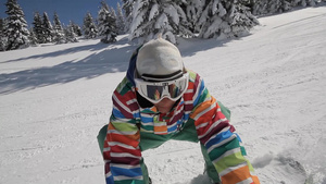 在滑雪场一个穿着专业滑雪服的男子在滑雪8秒视频