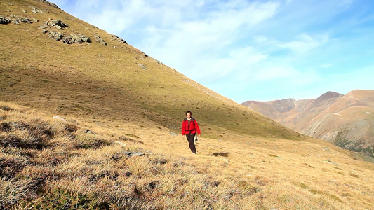 女人在户外的山脉徒步旅行视频