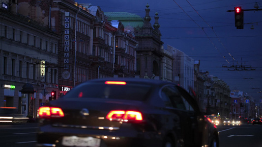 晚上在俄罗斯圣彼得堡内夫斯基大道的交通延时[路至]视频