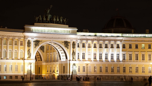 俄罗斯圣彼得堡宫殿广场的夜景视频