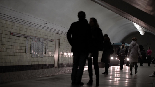 在俄罗斯莫斯科地铁车站和来来往往的行人[下诺夫哥罗德]视频