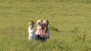 妈妈和她的儿子在绿草地上玩耍10秒视频