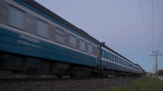 日落时分旅客列车在乡下慢慢地经过视频