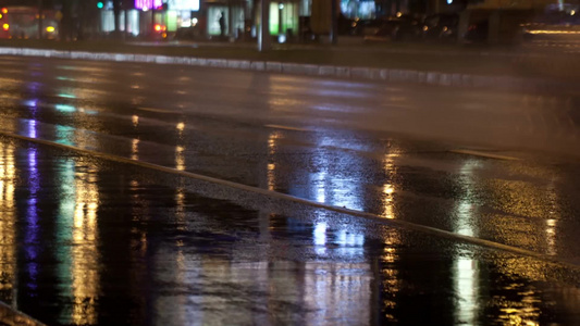 夜间在潮湿的道路上的城市交通景象视频