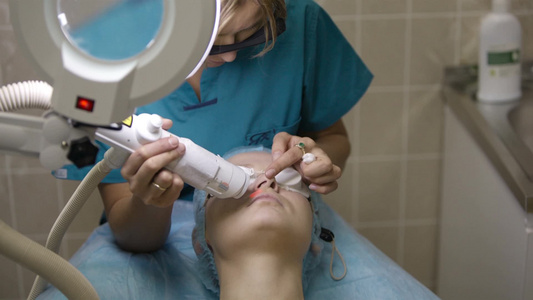 妇女在护肤品诊所接受激光皮肤治疗视频