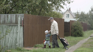 爷爷和他的小孙子来到村子里的门口14秒视频