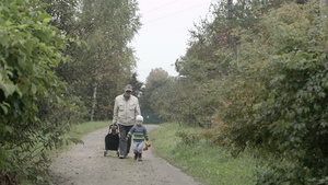 爷爷和孙子走在乡间的小路上25秒视频