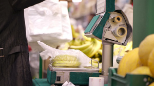 外国超市电子称称香蕉11秒视频