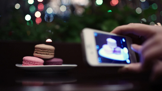 女性的手机相机拍一张马卡龙甜点的照片视频