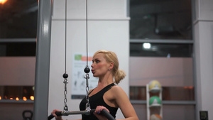 健身房的女人在锻炼14秒视频