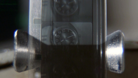 老式电影胶卷在电影放映机上快速移动[反转片]视频