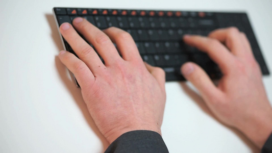 商务人士在办公室的键盘上打字[家庭用户]视频