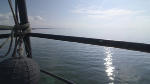 渔船的船头观看海上景色14秒视频